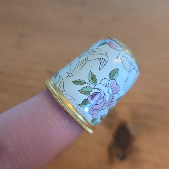 Halcyon Days "Opera Flowers" Thimble - Picture 5 of 5